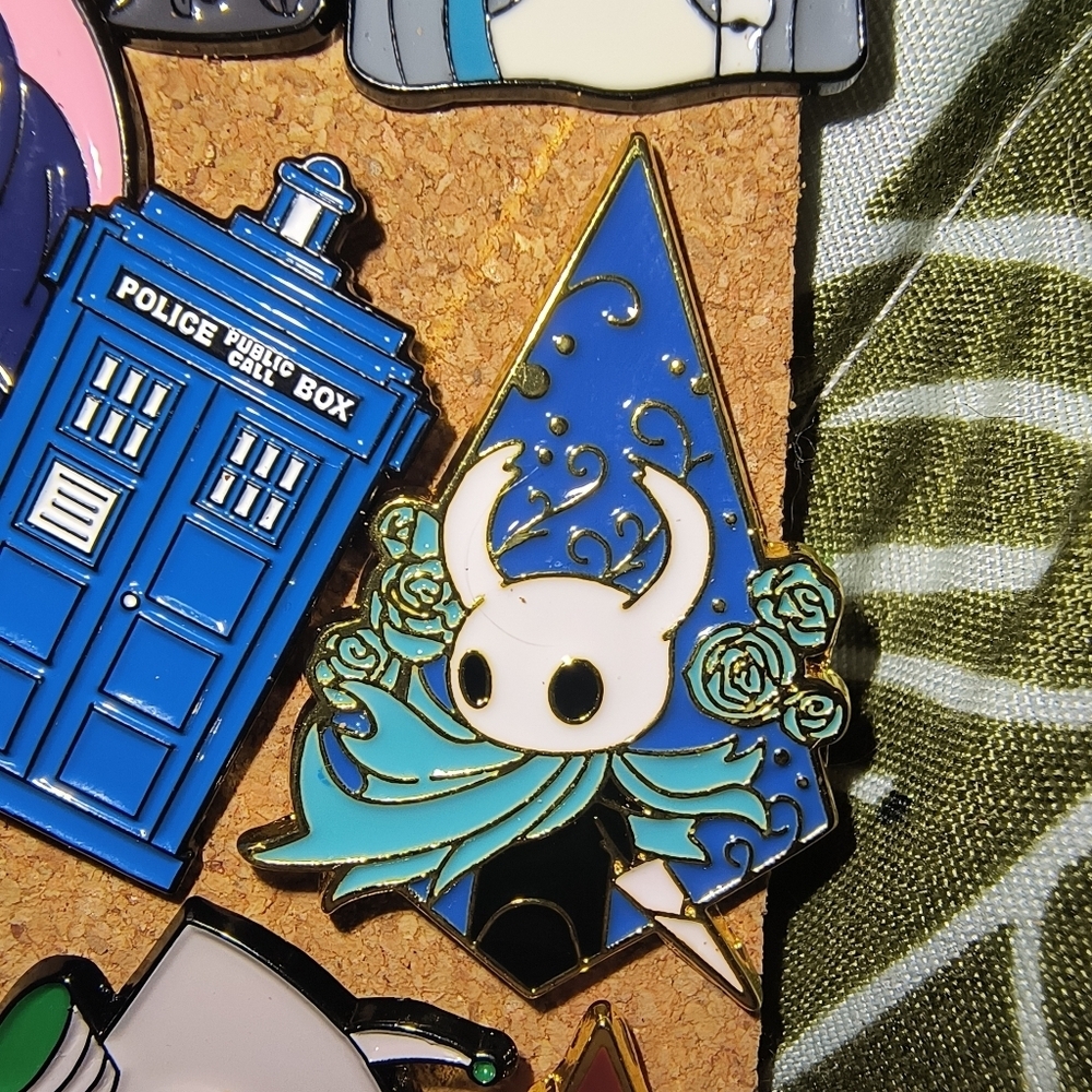 Hollow Knight Enamel Pin - Blue & Teal Floral Cloak